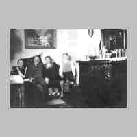 011-0005 Die Familie Hennig 1934 im Herrenzimmer ihres Hauses..jpg